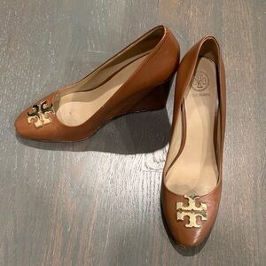 Tory Burch Tan Leather Wedge Pumps with Gold Logo